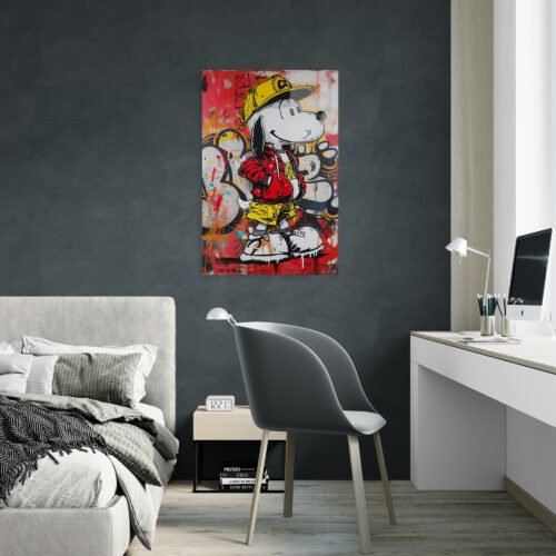 HD raiškos spauda ant aliuminio: stilingas šuo su geltona kepure, raudona striuke ir geltonais šortais stovi priešais spalvingą grafičio foną.