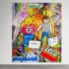 Pop art paveikslas su LEGO ir Playmobil personažais, Chanel maišeliais ir ryškiomis spalvomis