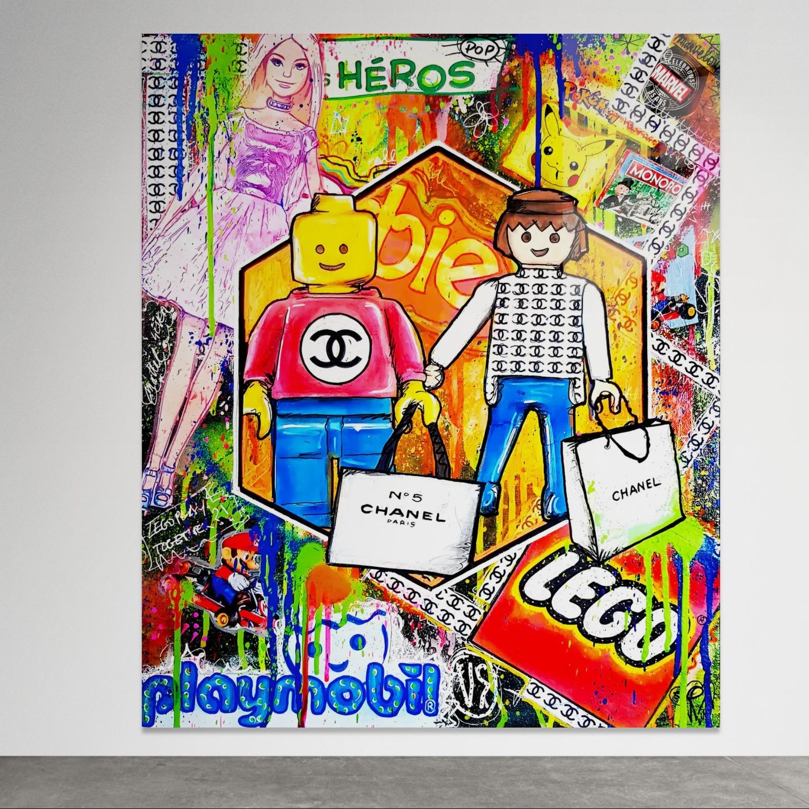 Pop art paveikslas su LEGO ir Playmobil personažais, Chanel maišeliais ir ryškiomis spalvomis